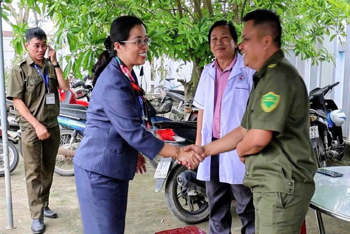 Phó Bí thư Tỉnh ủy Đắk Lắk Huỳnh Thị Chiến Hòa kiểm tra công tác bầu cử tại xã Sơn Thành